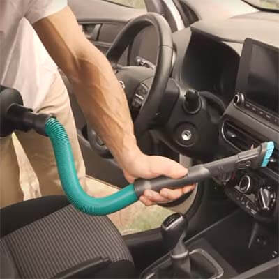 Limpiando el coche con el tubo flexible